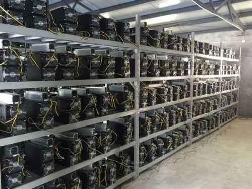 Liquid-cooled mining rig operating efficiently in a mining farm environment